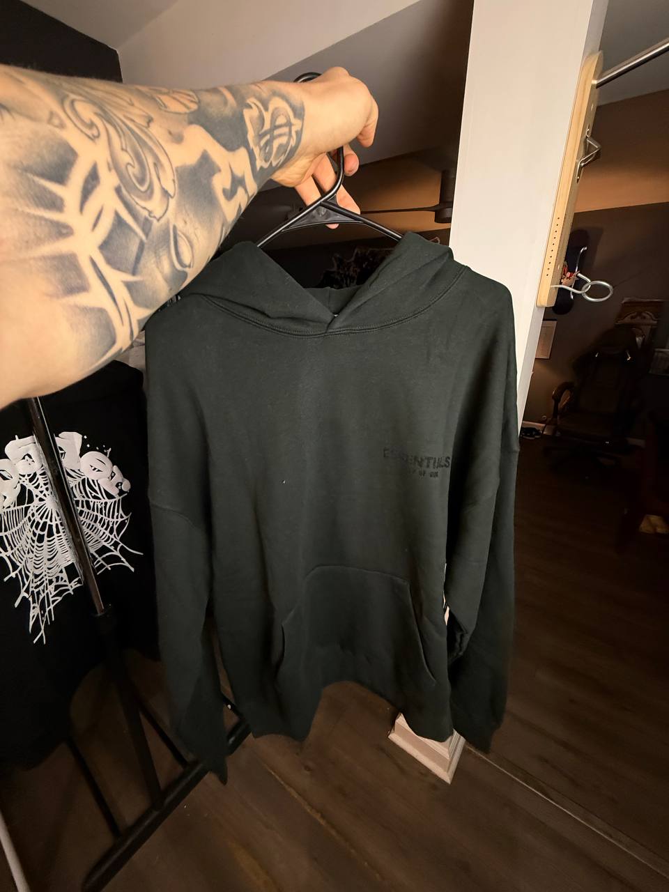 BLACK ESSENTIAL HOODIE